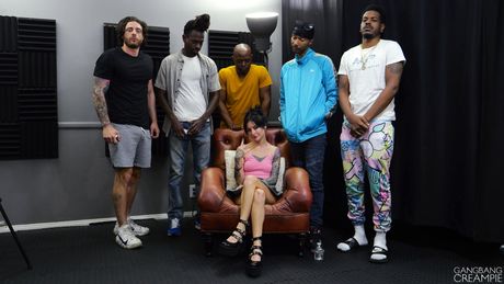 gangbang creampie: La tatuata americana Lysagna Del Ray si fa scopare in gruppo con un abito nero