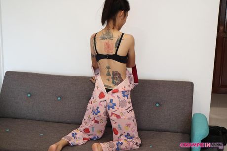 creampie in asia: Une covergirl asiatique au dos tatoué se met nue avant de se masturber