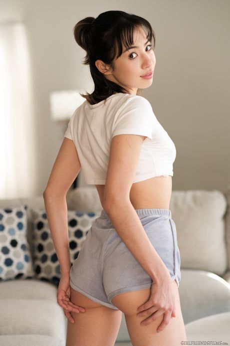 girlfriends films: セクシーなアジアの美女、アジア・リベラが服を脱いでホットな友達と遊ぶ