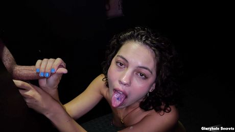 gloryhole secrets: La morena Satine Summers se quita el vestido antes de una mamada en el gloryhole.