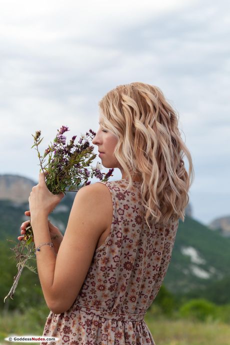 goddess nudes: deslumbrante russa loira Betty Swan se desnuda sobre um cobertor em uma floresta