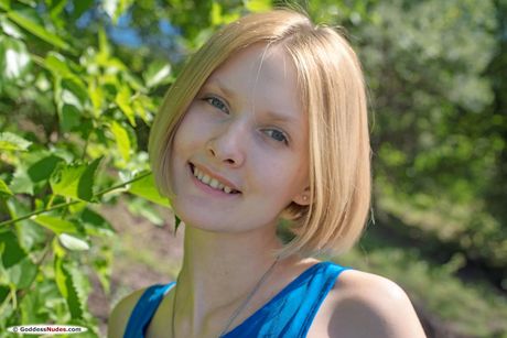 goddess nudes: Bambola bionda ucraina Mak modella nuda su una coperta in un campo di grano
