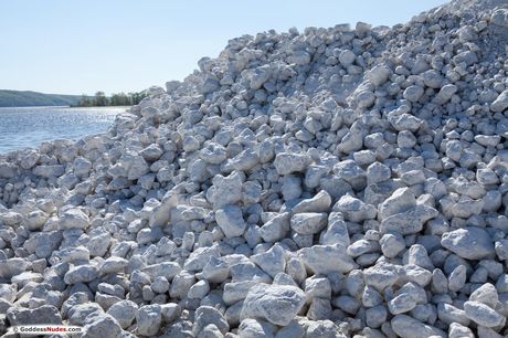 goddess nudes: 素敵なロシアのキュートなシモーナAが岩の多い海岸でヌードになる