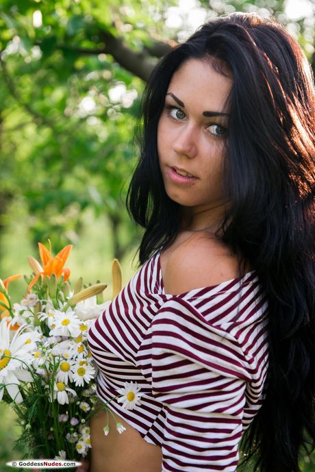 goddess nudes: 印象的なウクライナ人少女メイシー・Bが森の中でセクシーなお尻とモデルを披露