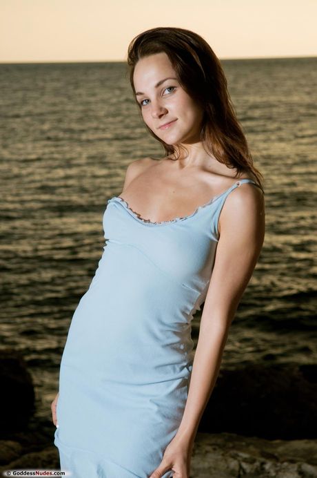 goddess nudes: Wspaniała ukraińska dziewczyna Madalynn pokazuje wszystko na skalistym brzegu