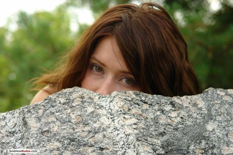 goddess nudes: Nacktes ukrainisches Mädchen Dariya A protzt mit ihrem schönen Arsch und ihrer rasierten Muschi im Wald