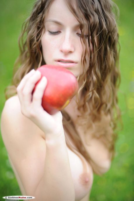 goddess nudes: Gorgeous russian beauty Kitti A takes it all off in a field of wheat