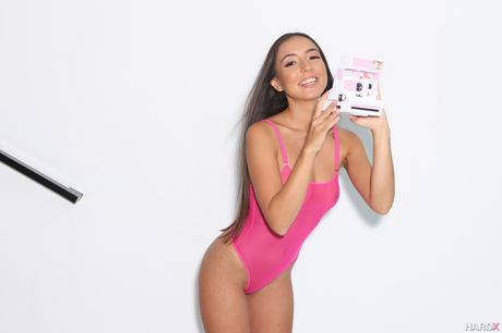 hardx: ブルネットのアメリカ人美女サーシャ・タッチャは、縞模様のソックスを履いてアナルセックスをした後に中出しを披露する