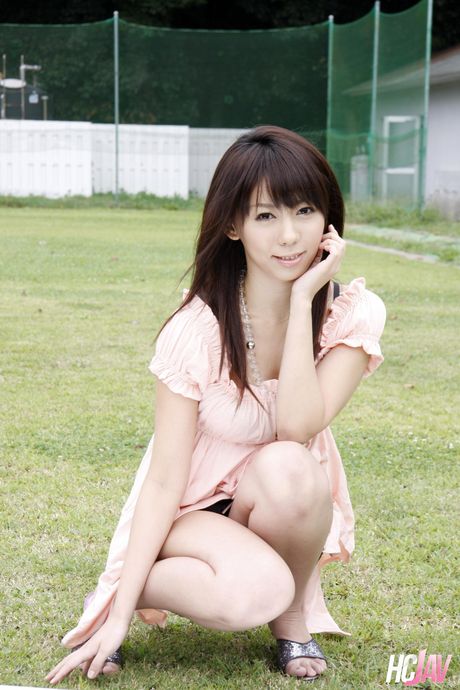 hcjav: Die asiatische Schönheit Maho Sawai spielt in einem Hinterhof mit ihrer Muschi