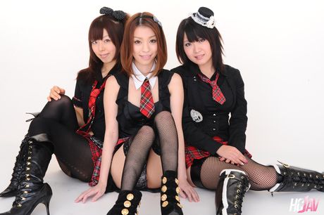 hcjav: Asian schoolgirls Nao Kojima, Asami Kurusu and Yuki Asami share a dildo