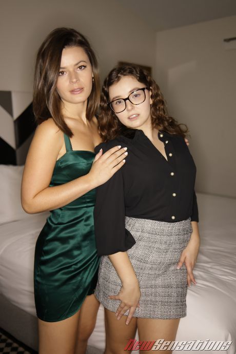 heavy handfuls: As bonecas lésbicas Dharma Jones e Leana Lovings ficam nuas na cama