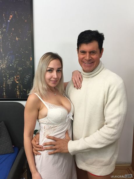 immoral live: De Russische schat met de grote tieten Siya Jey krijgt haar kutje gevuld door een groot geschapen hengst