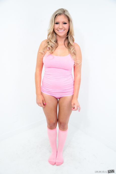 immoral live: La bella estadounidense de cabello claro Brianna Brooks muestra sus grandes pechos y posa con calcetines rosas.