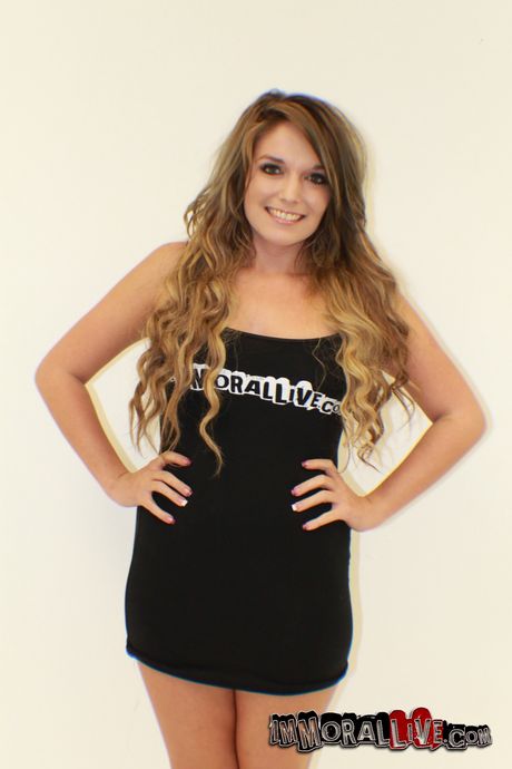 immoral live: かわいいアメリカ人の女の子ケイシー・ストーンは犯される前に濡れた猫を指で触る