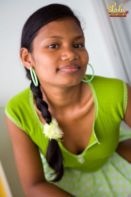 asha kumara: La bella adolescente indiana Asha Kumara mostra il suo grosso culo e allarga la sua figa