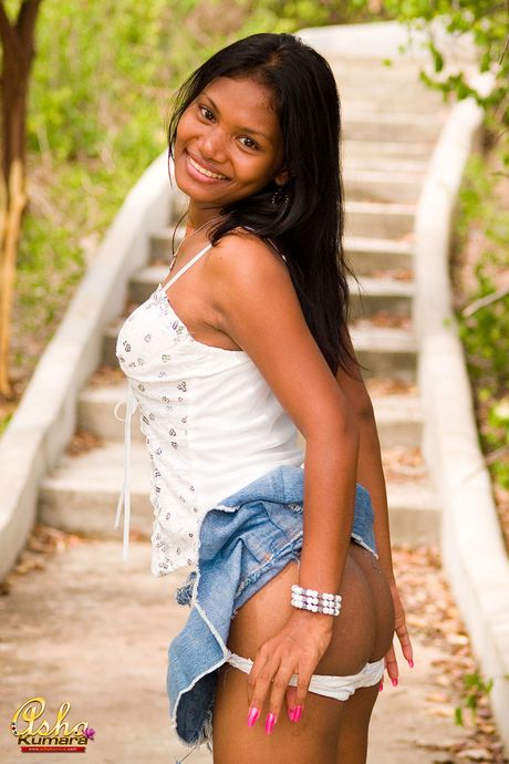 asha kumara: La perfetta adolescente indiana Asha Kumara mostra il suo sedere caldo e la sua bella figa