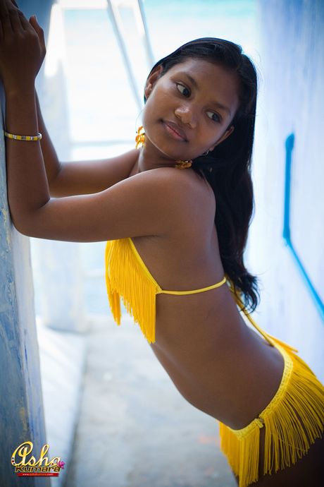 asha kumara: La splendida ragazza indiana Asha Kumara sfoggia le sue piccole tette e il suo culo caldo in un