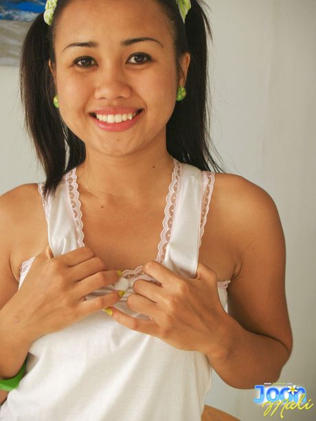 joon mali: A garota asiática Joon Mali brinca com uma lata de barbante antes de ficar nua