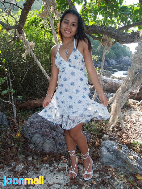 joon mali: A garota asiática Joon Mali destaca seus peitos minúsculos e exibe seu corpo perfeito em um balanço