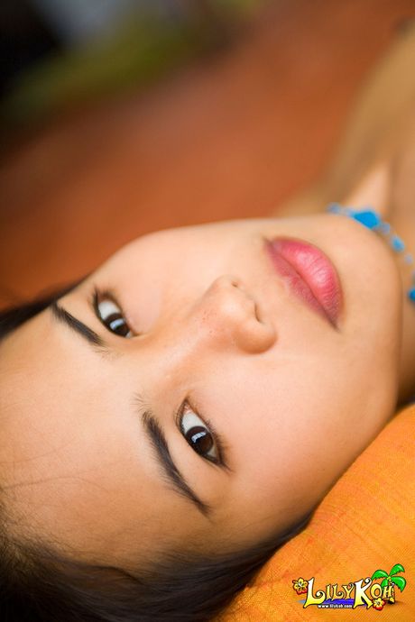 lily koh: Azjatycka ślicznotka Lily Koh pociera swoją cipkę nago na łóżku