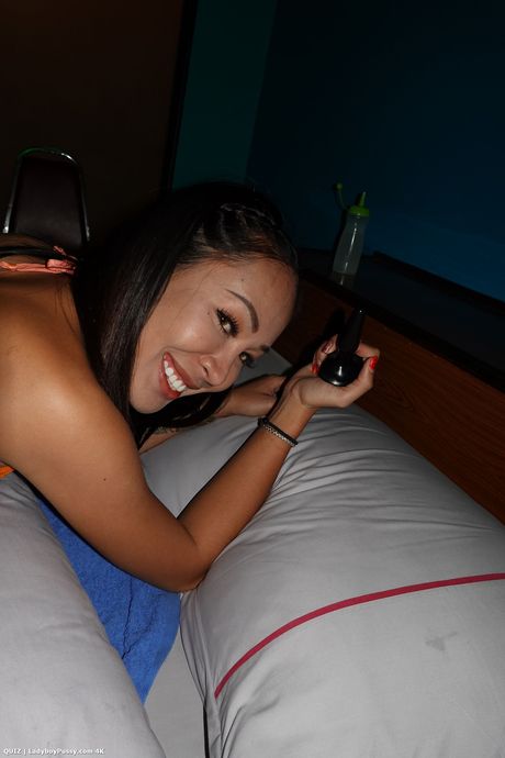 ladyboy pussy: Umwerfender Ladyboy Quiz bekommt in POV ihre Muschi und ihr Arschloch gefickt