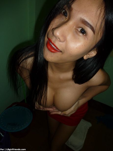 ladyboy gold: Słodka azjatycka transseksualistka Donut 1 pozuje w czerwonej sukience i bawi się swoim tyłkiem