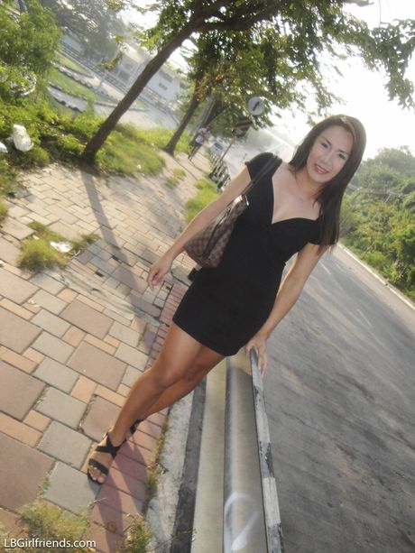 ladyboy gold: 可愛的亞洲人妖 Dao 在廚房裡炫耀她的性感身材