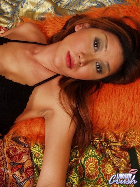 ladyboy gold: アジアのニューハーフのソフィーがキッチンで裸になってお尻を広げる