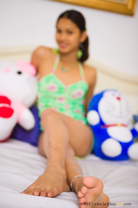 ladyboy gold: A linda travesti asiática Lee mostra seus peitos pequenos e seu pau grande