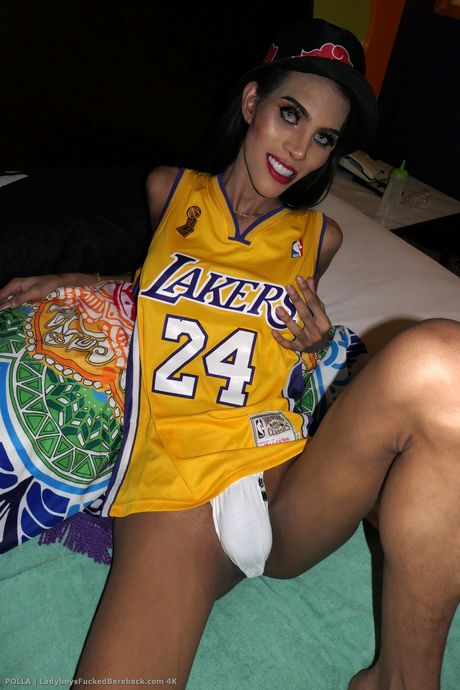 ladyboy gold: Shemale Polla dá uma massagem safada em um homem tarado de camisa