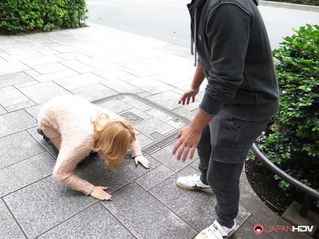 japan hdv: ホットな日本のブロンドメアリー早川は見知らぬ人に彼女の猫を舐められ、指で触れられる