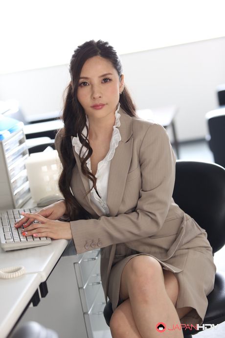 japan hdv: Asian secretary Ai Kamijou displays her tits and ass in a solo