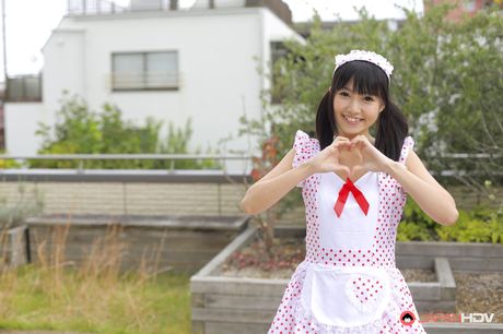 japan hdv: La brillante femme de ménage asiatique Kotomi Asakura se déshabille et joue avec sa chatte taillée