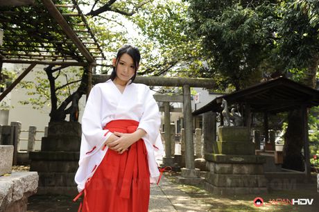 japan hdv: 誘人的亞洲女按摩師西野亞子赤裸裸地在按摩桌上自慰