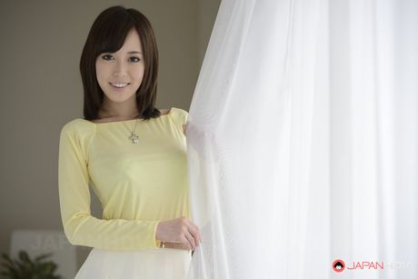 japan hdv: La bellezza asiatica Shiori Yamate si spoglia sul divano prima di un inserimento vaginale