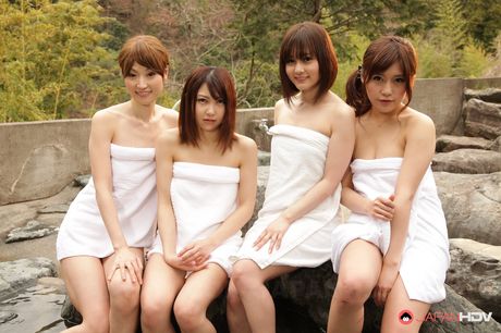 japan hdv: 4人のホットなアジアのティーンが裸になり、お互いのマンコを指で触り合う