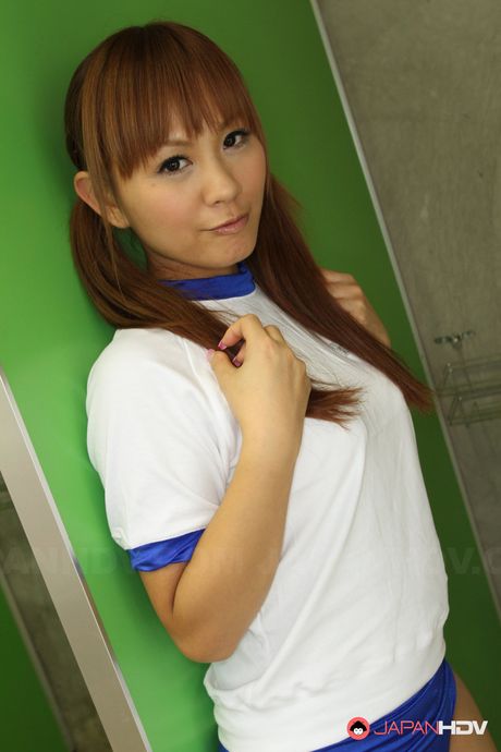 japan hdv: Die süße japanische Schönheit Rinoa Yuki bekommt ihre Muschi von ihren Freunden verstopft