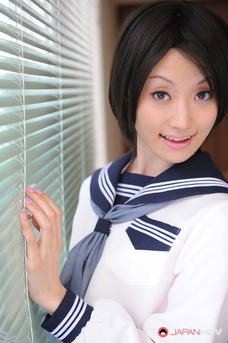 japan hdv: 完璧な日本の女子高生ミツキは制服を脱いでソファで犯される