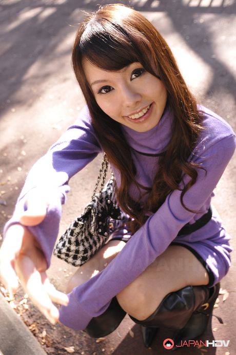 japan hdv: 魅力的なアジアの美女、エリ・オウカは小さなおっぱいを強調し、オマンコを玩具で弄ぶ