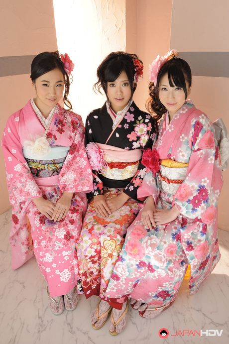 japan hdv: De fantastiques adolescentes asiatiques montrent leurs gros culs et partagent une bite dans un quatuor