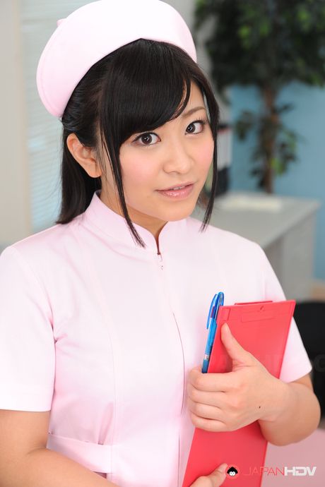 japan hdv: Azjatycka pielęgniarka Aika Hoshino prezentuje swój ładny tyłek i pozuje solo