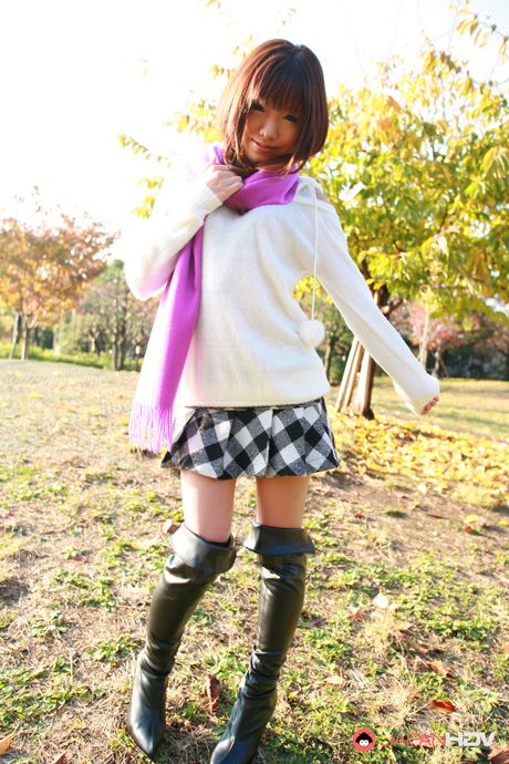 japan hdv: 亞洲女僕 Mahiru Tsubaki 突出了她嬌小的胸部，並獨自擺姿勢