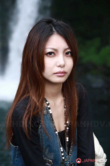 japan hdv: La adolescente asiática Sakurako se desnuda sobre una manta en la naturaleza