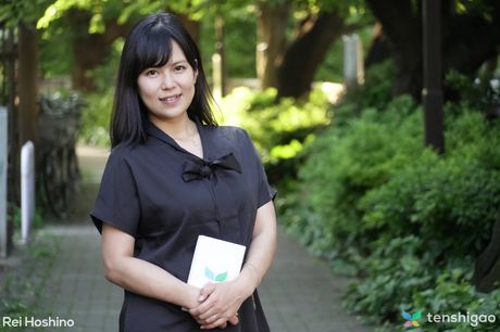 tenshigao: アジア人熟女星野麗が巨大なおっぱいを披露し、屋外でカメラの前で裸になる