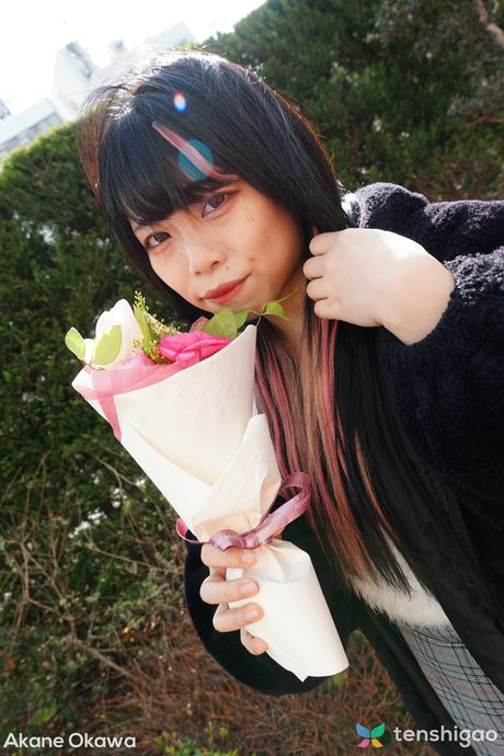 tenshigao: Azjatycka samotna dziewczyna Akane Okawa rozbiera się do pończoch przed masturbacją