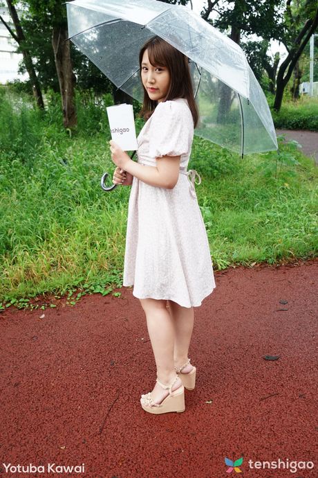 tenshigao: Boneca asiática Yotuba Kawai fica nua antes de se masturbar na cozinha