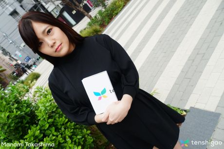 tenshigao: Azjatycka piękność Manami Takashima rozbiera się i pokazuje swoje małe cycki i łysą cipkę