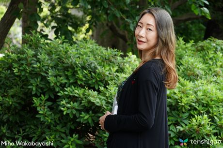 tenshigao: A deslumbrante MILF asiática Miho Wakabayashi exibe seu bumbum sexy e abre sua buceta