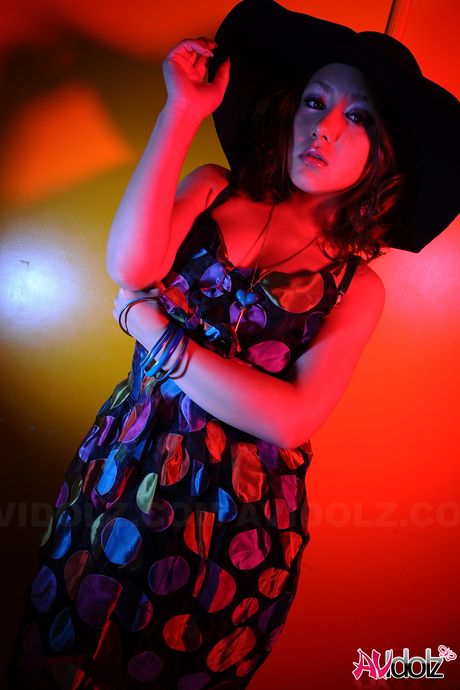 av idolz: La superbe asiatique Rui Natsukawa se fait doigter et baiser par un groupe de mecs