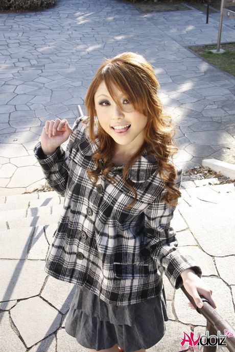 av idolz: 迷人的亞洲人 Rino Mizusawa 脫下衣服，用化妝刷觸摸她的陰蒂